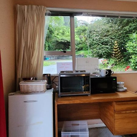 Hotel The Treehut At The Rabbithole, Upper Hutt Akatarawa Exterior foto