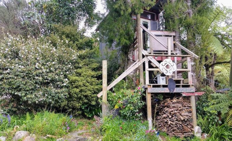 Hotel The Treehut At The Rabbithole, Upper Hutt Akatarawa Exterior foto